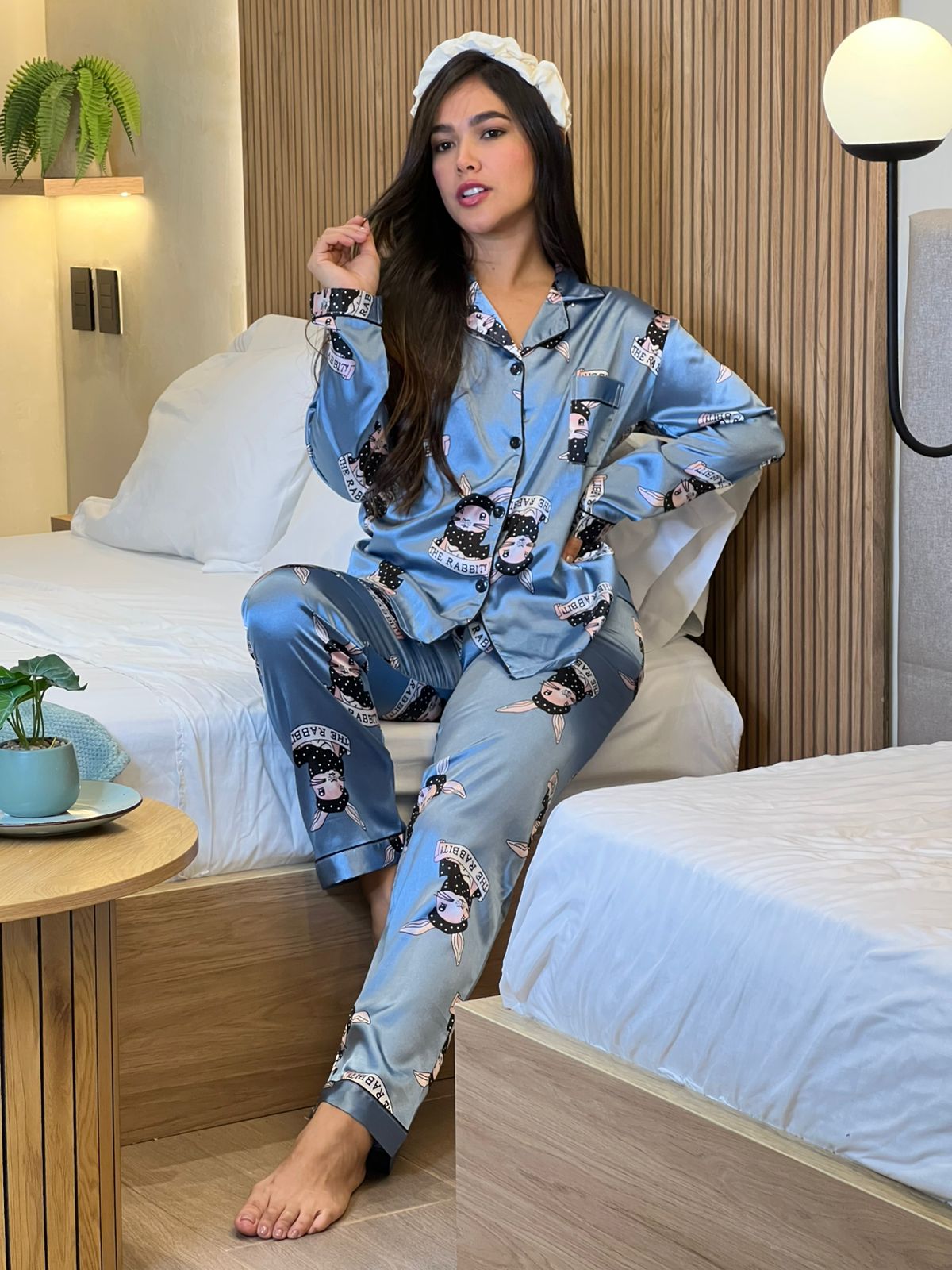 Blue Bunny Dreams – Pijama en Satín Mujer