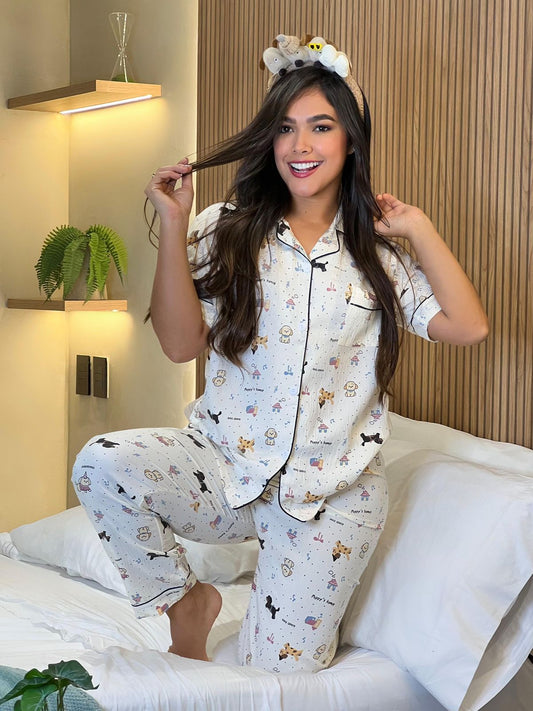 Pijama Mujer 3 Piezas en Chalis Crepé – Blanca con Bordes Negros y Estampado Divertido