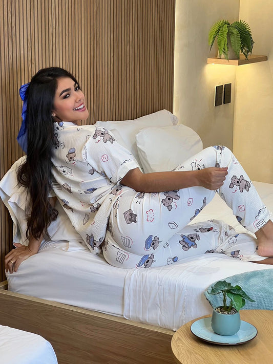 Pijama Mujer 3 Piezas en Chalis Crepé – Marfil con Estampado Tierno y Fresco