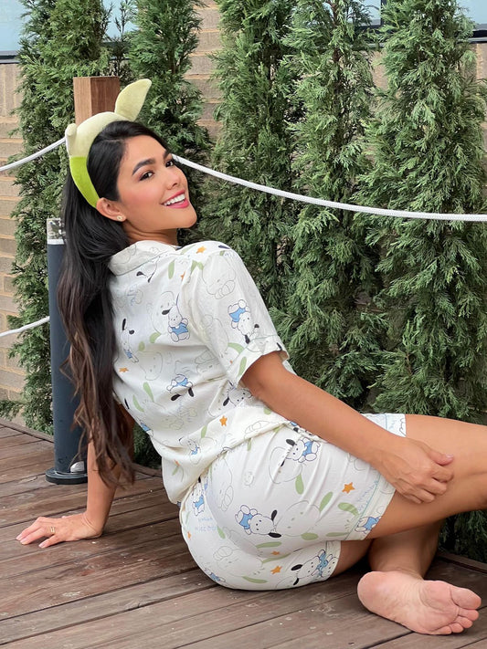 Pijama Mujer 3 Piezas en Chalis Crepé – Beige con Estampado Tierno y Fresco